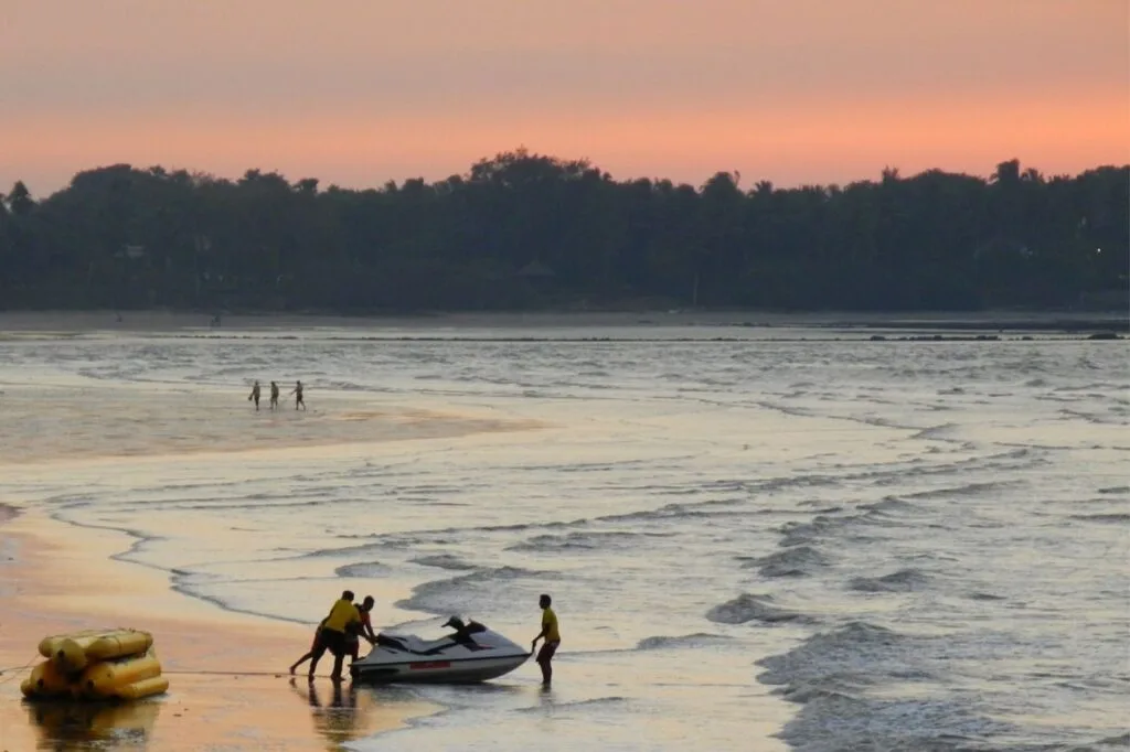 one-day-travel-mumbai-to-alibaug-sightseeing-tour-package-private-car-header-1568x1045-1-1024x682.jpg